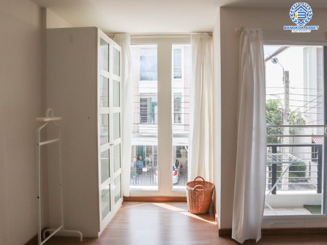 *****ทาวน์โฮมมือสองย่านกรุงเทพฯ ม.บ้านกลางเมือง สาทร-ตากสิน2 หลังมุม เนื้อที่กว้าง 23.20 ตร.ว. ฟังก์ชัน 3 ห้องนอน 3 ห้องน้ำ ที่จอดรถ 2 คัน แถมฟรี! เครื่องปรับอากาศ 4 เครื่อง บนทำเลแห่งการเดินทาง ใกล้รถไฟฟ้าสายสีเขียวเข้ม "สถานีวุฒากาศ" เชื่อมต่อถนนกัลปพฤกษ์ และถนนราชพฤกษ์